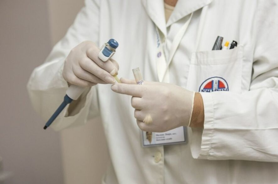 Médico que diagnostica el virus del papiloma humano